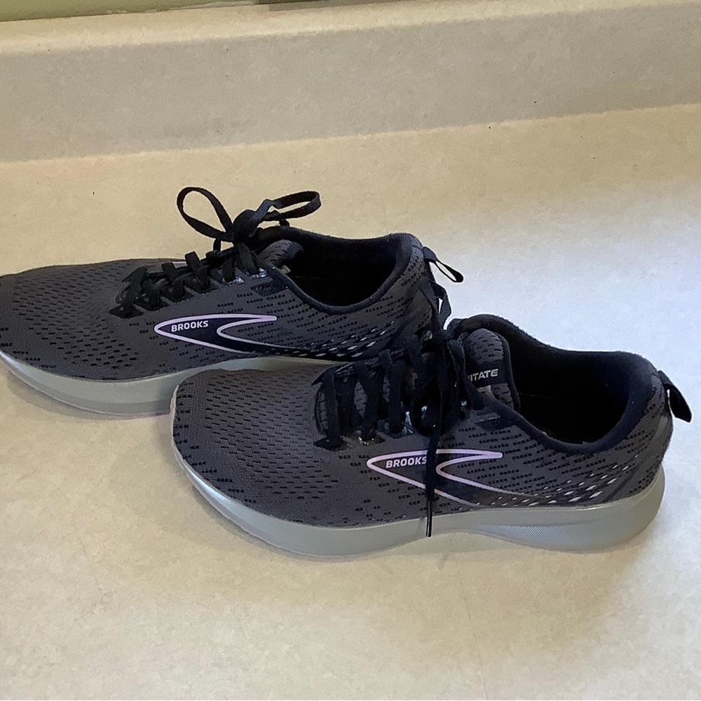 Brooks Women's Black and Light Purple Running Shoes - Picture 2 of 12